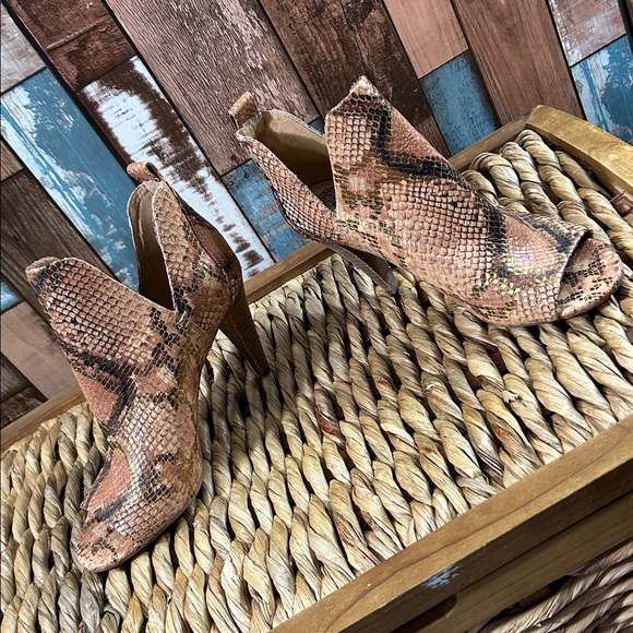 Vince Camuto Tan Snakeskin Heeled Booties 8 - Picture 5 of 15